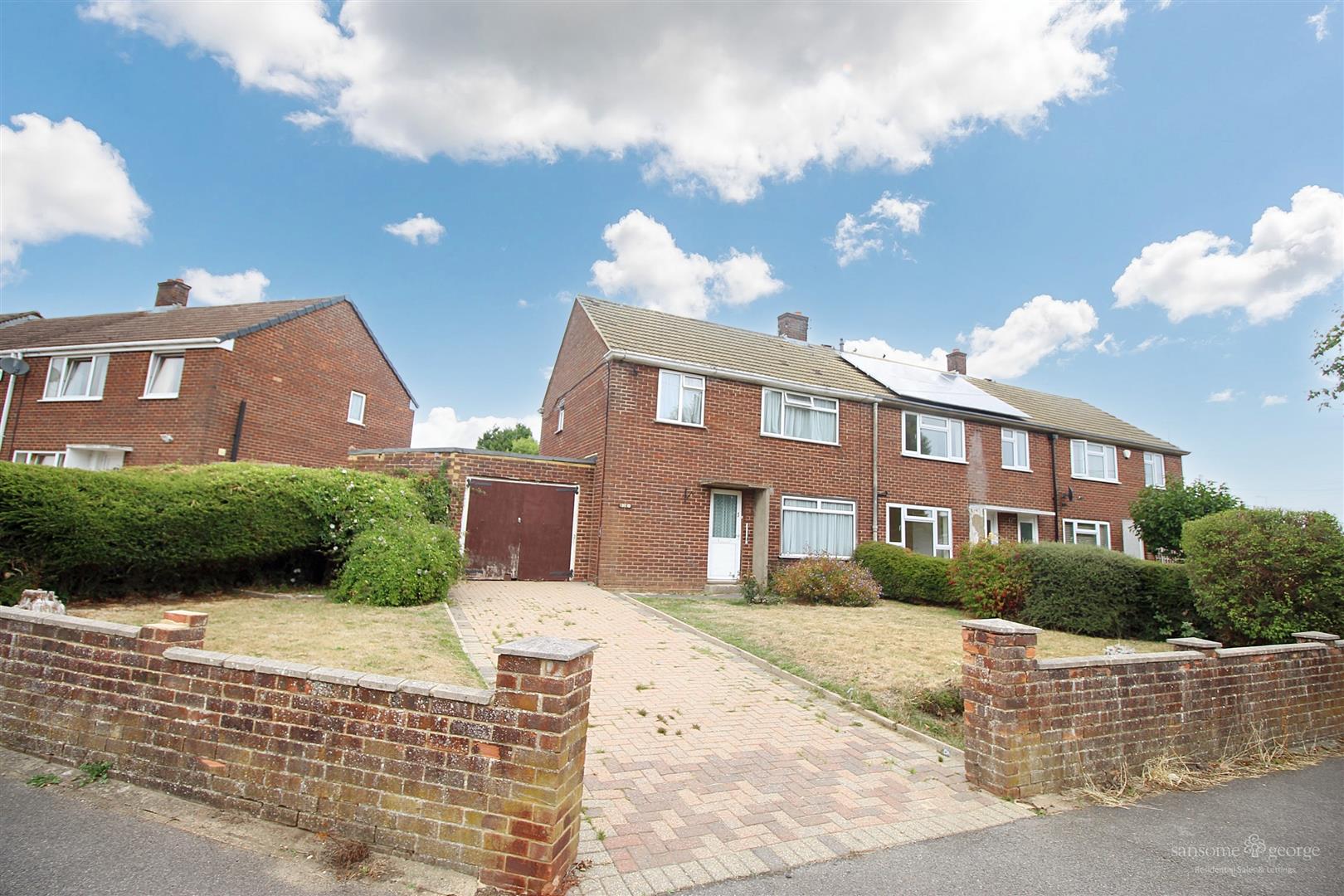 3 bed property in Dee Road, Reading